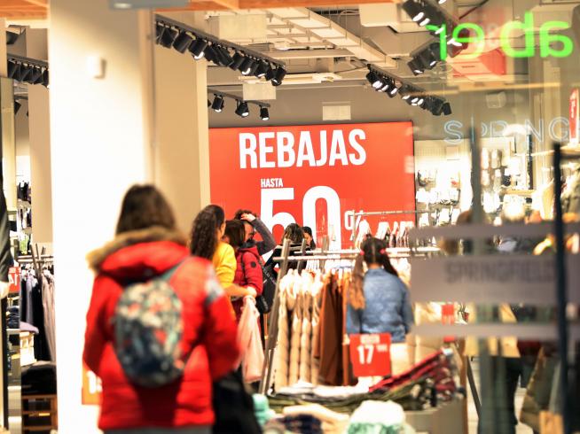 http://adesdar.es/wp-content/uploads/2023/01/desde-hace-dias-algunos-comercios-ya-cuelgan-sus-carteles-con-descuentos.r_d.3124-2565.jpeg